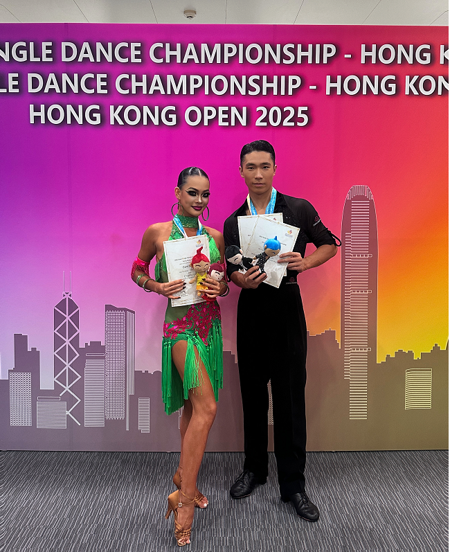 杨舒晴（左）与搭档仇裕程合影