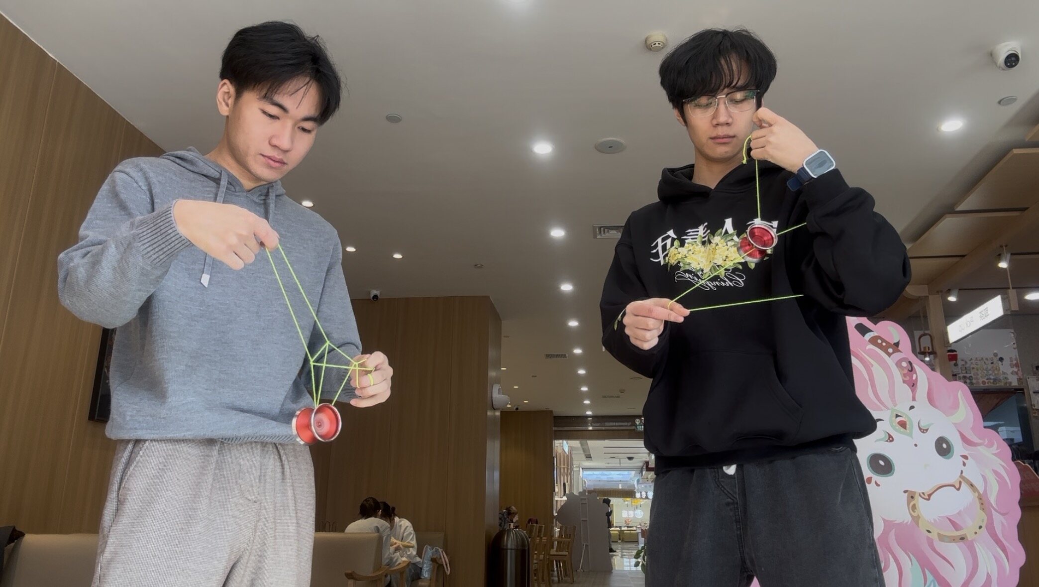 张桐赫（左）与邱弋练习悠悠球