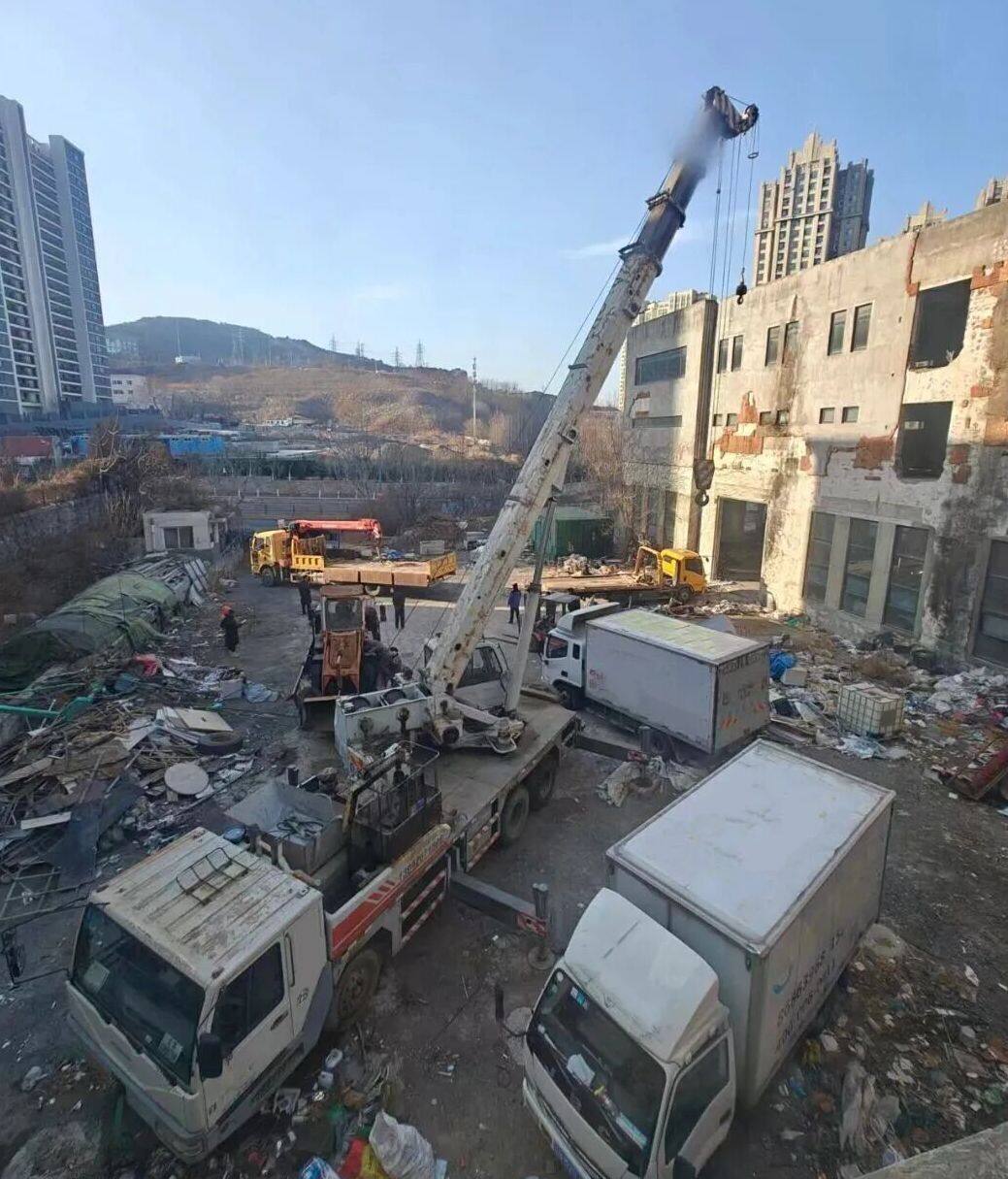 执行现场满是杂乱设备