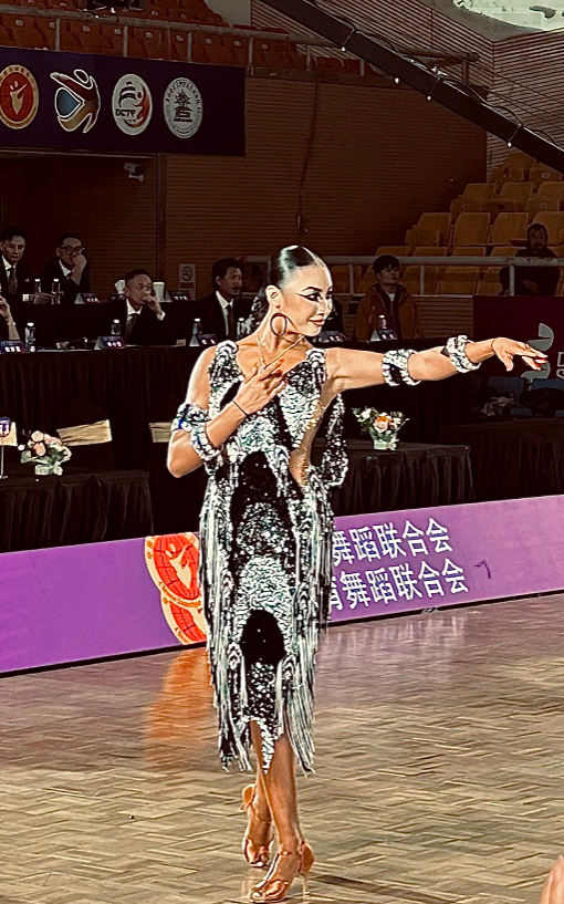 李依桐在比赛中展示自己