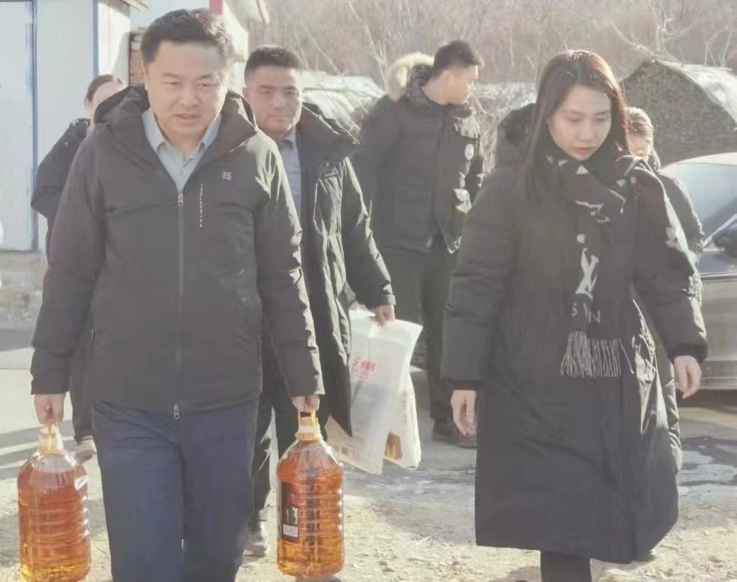 走访慰问活动现场。