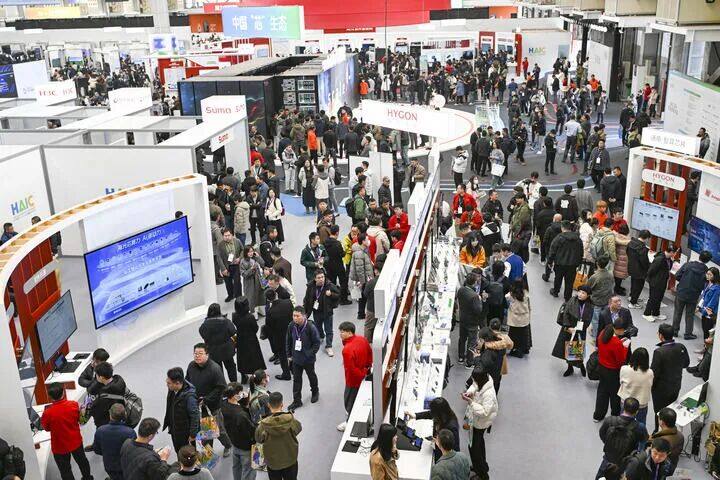 2025年12月，人们在江苏人工智能创新大会展区参观。