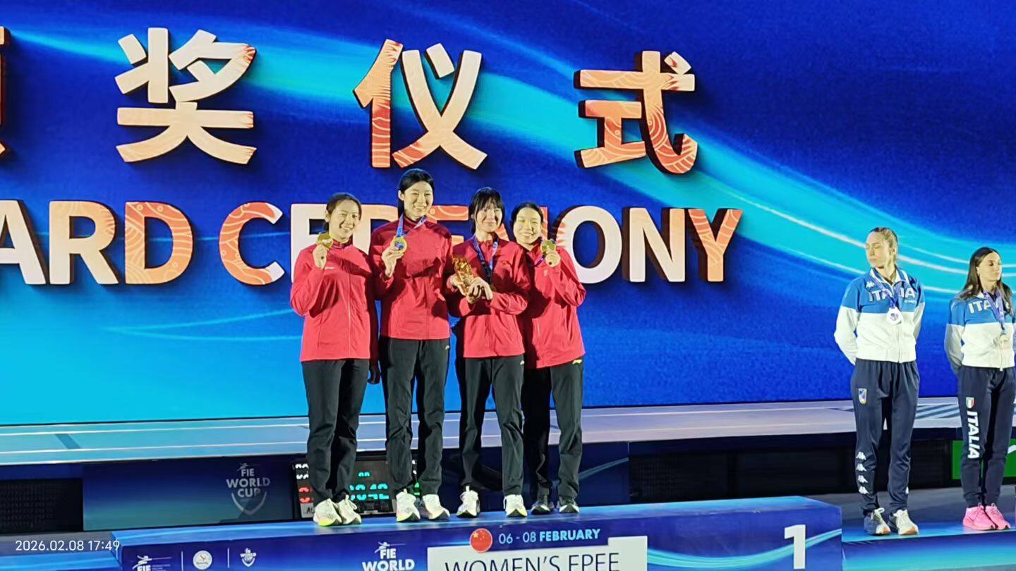 余思涵（左二）与队友施悦馨、唐君瑶、刘畅合影