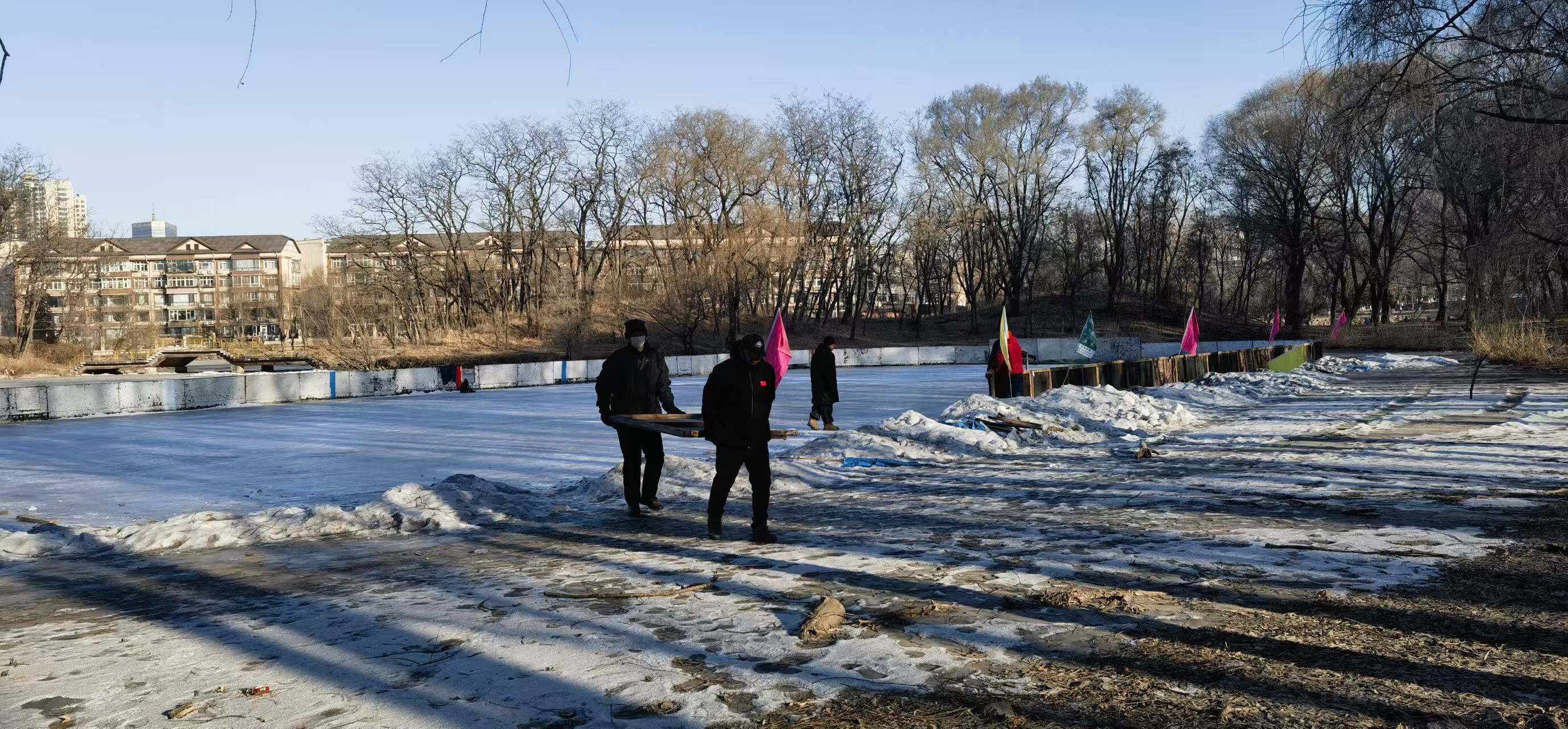 拆除冰球场地围挡挡板