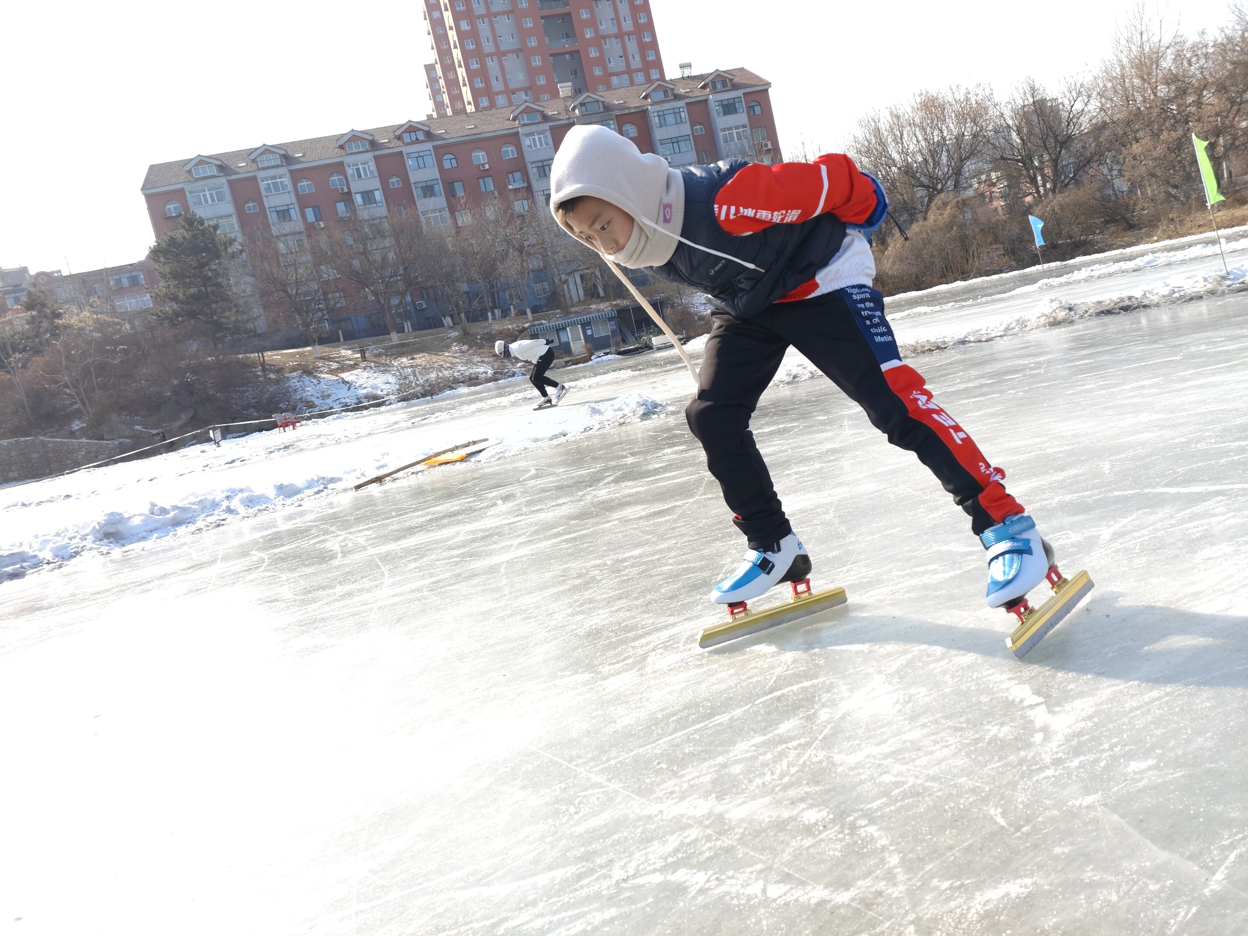 深圳娃在孟泰公园冰场练滑冰