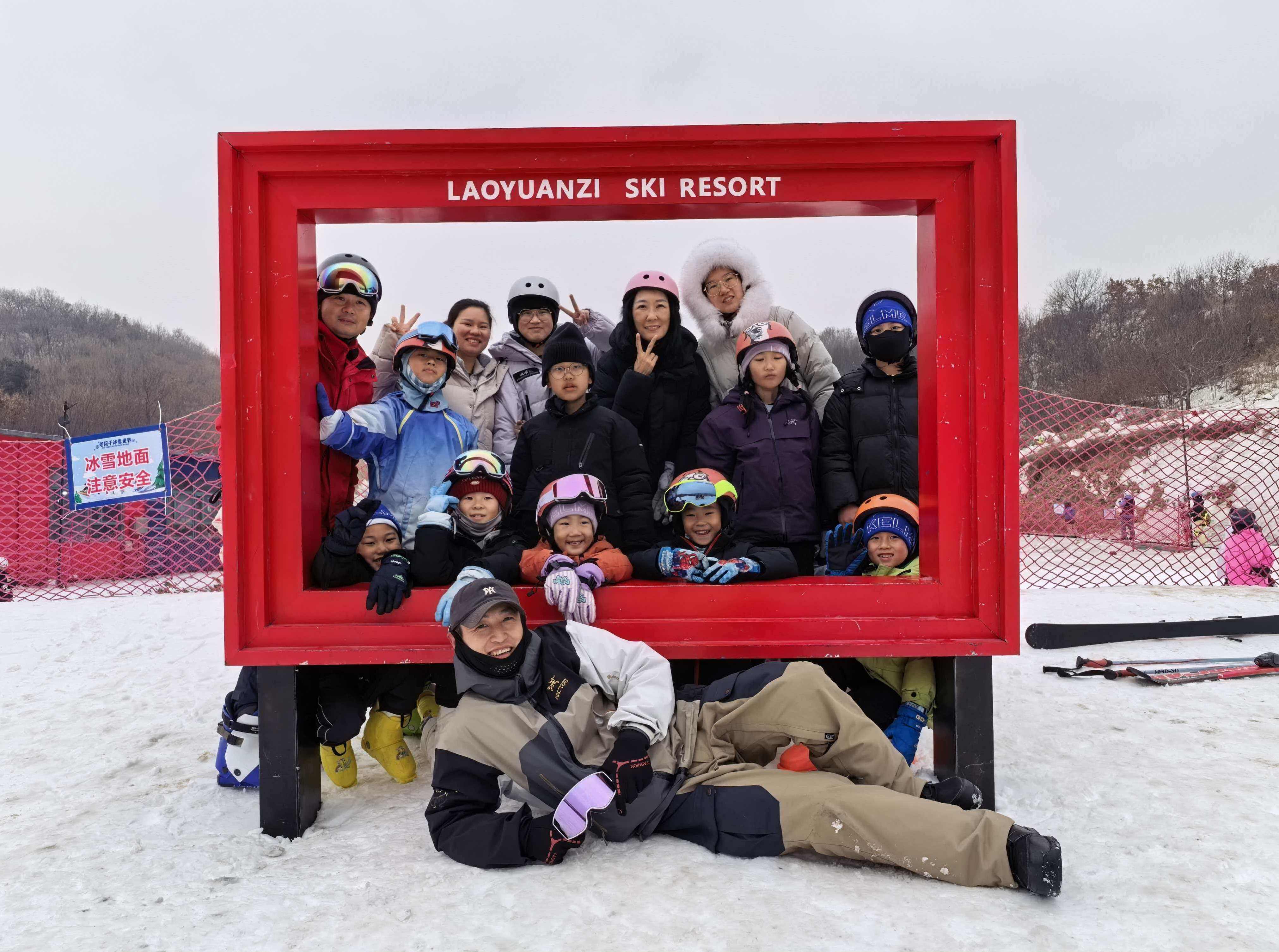 潘教练与大家在滑雪场开心合影