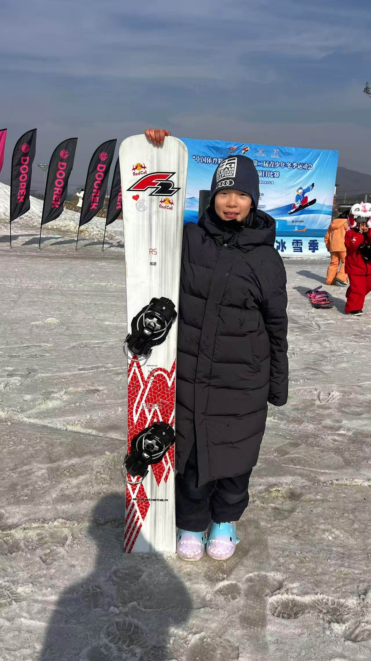 夺冠后，李一菂拍照留念