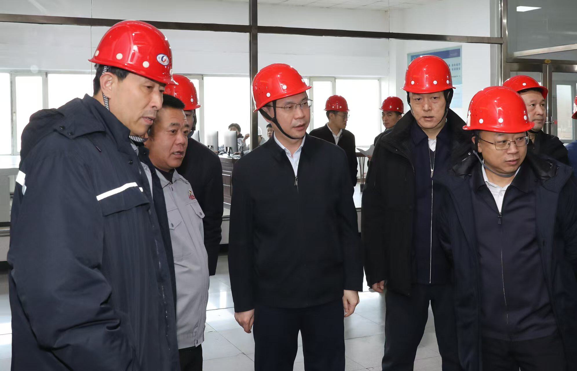 市委书记吴开华到梨花峪热源厂调研。