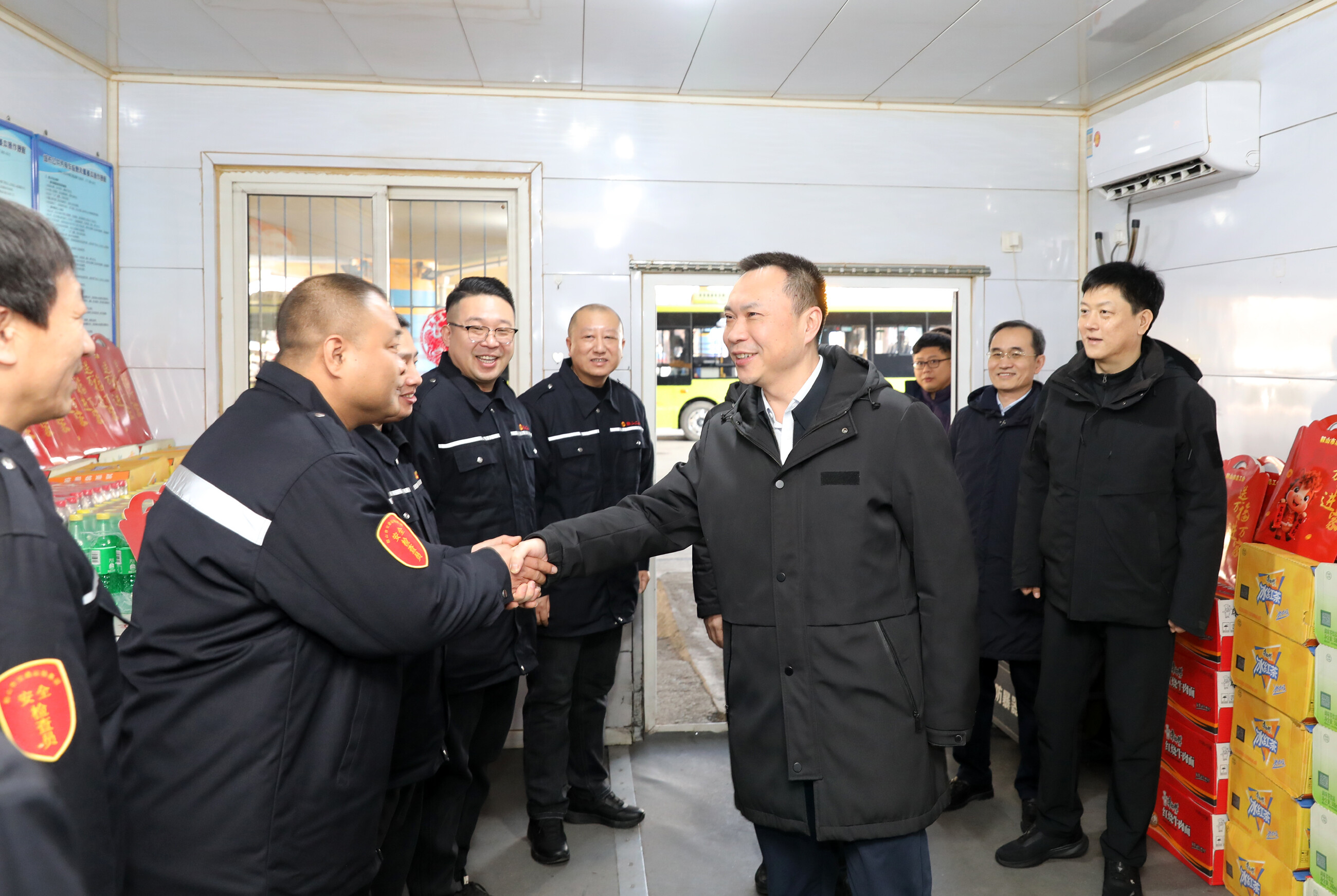 市委书记吴开华到市交运集团10路公交工会驿站看望慰问公交一线职工。