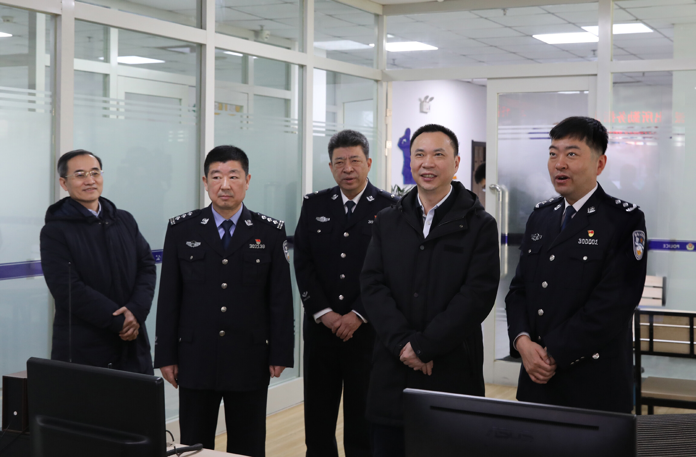 市委书记吴开华到公安铁东分局和平派出所看望慰问一线公安民警、辅警。