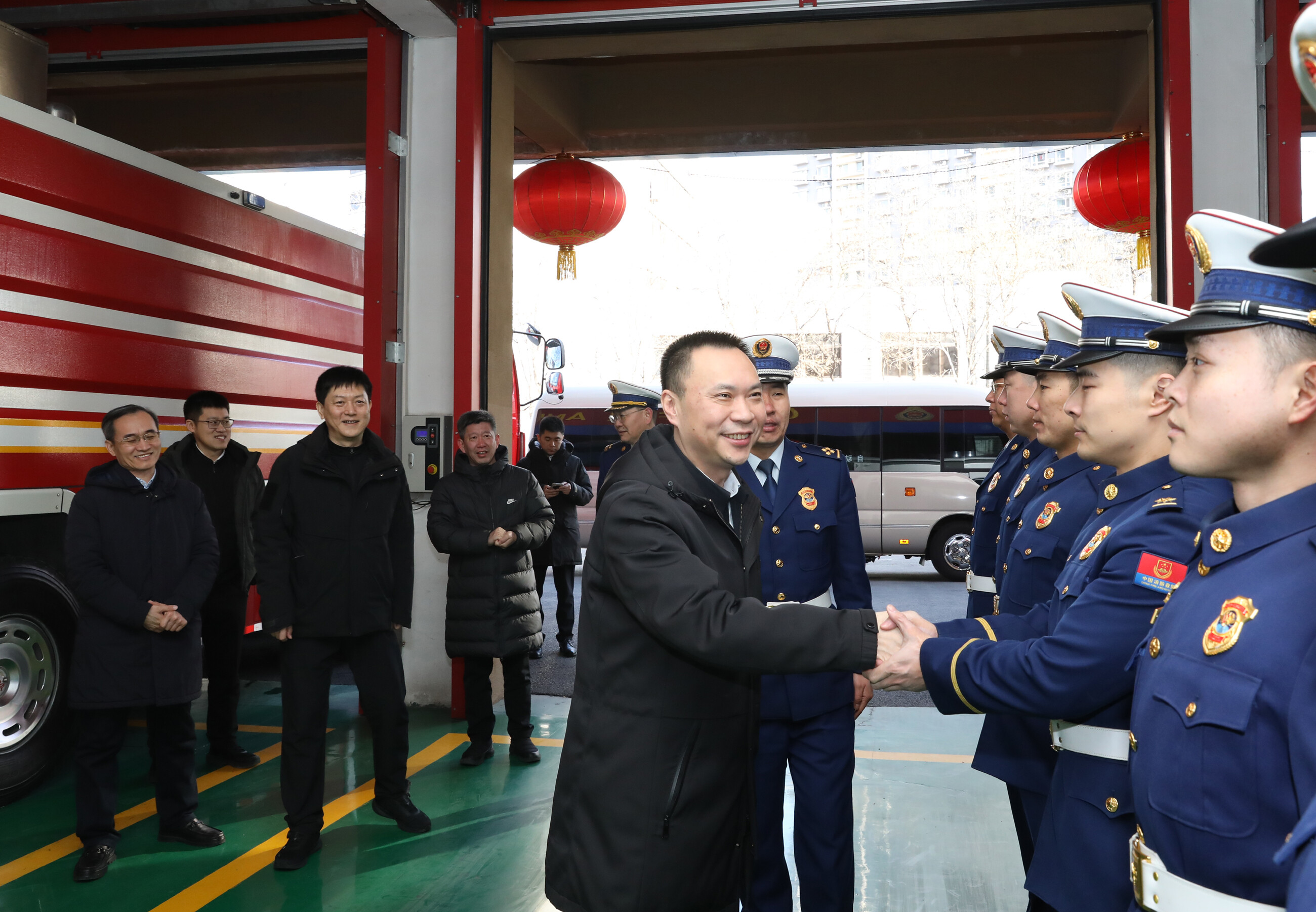 市委书记吴开华到立山区胜利路消防救援站看望慰问一线消防指战员。
