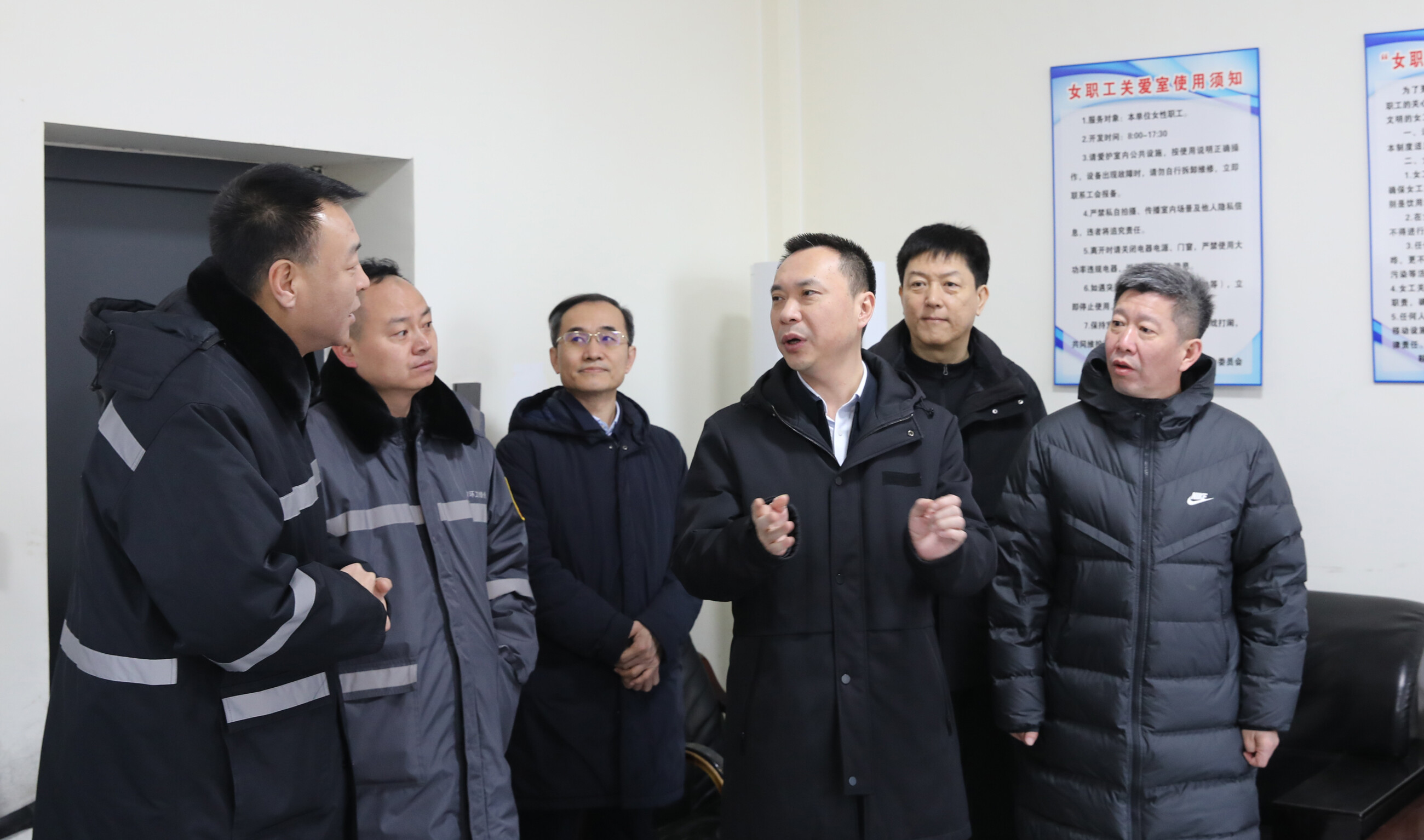 市委书记吴开华到鞍山恒洁环卫绿化服务有限公司看望慰问一线环卫工人。