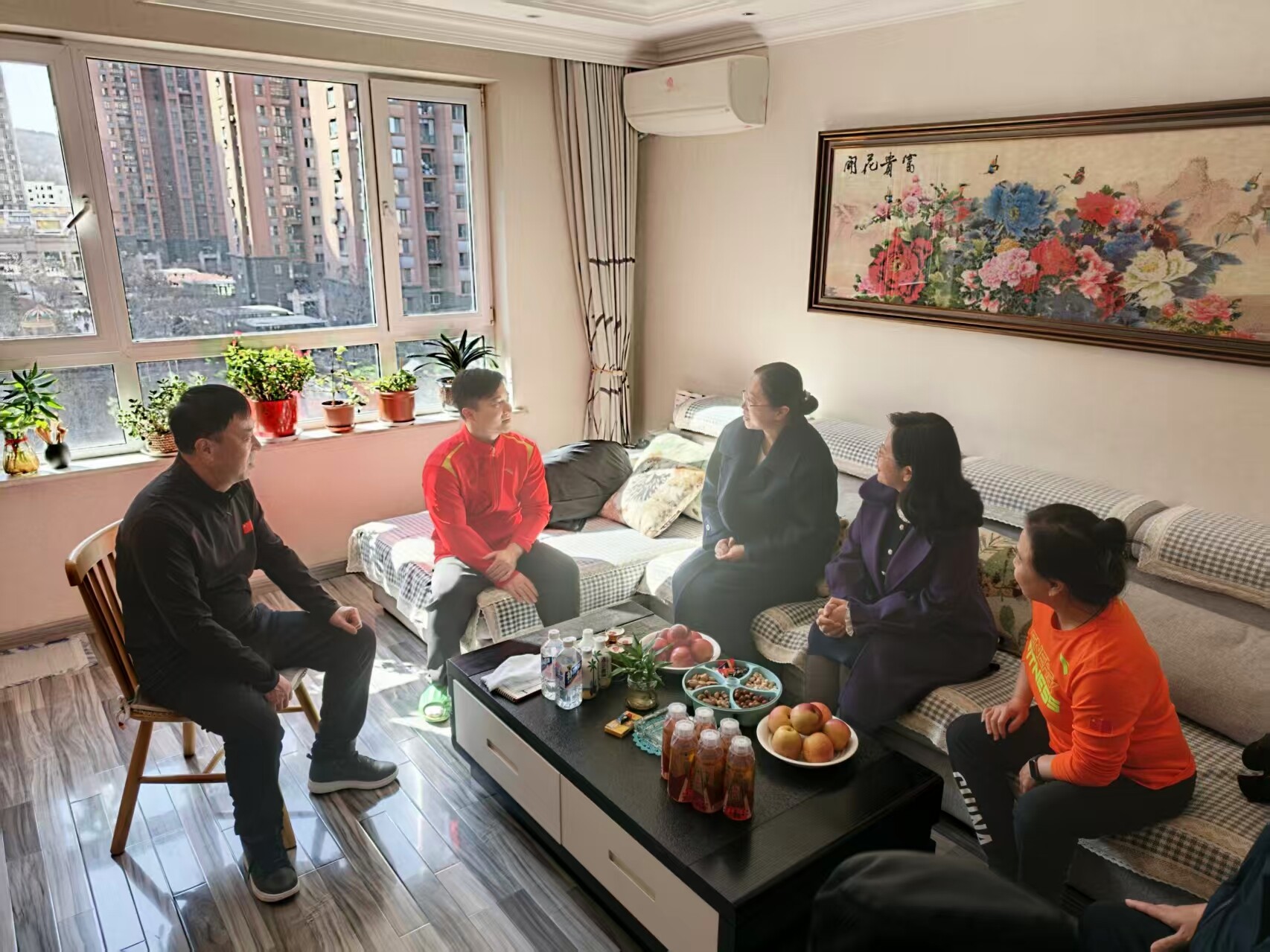 刘洋(左二)与家乡人开心交谈