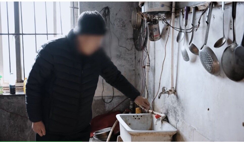 原告家用不上水,生活受憋。