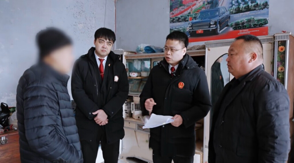 法官和村干部多次上门调解