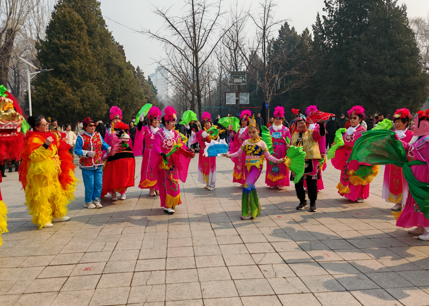 喜迎二月二龙抬头，庆丰收秧歌队在永乐公园扭秧歌庆祝
