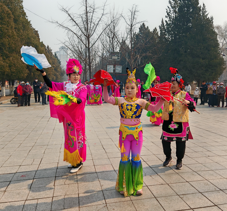 奶奶丁树英（左）和孙女赵思佳（中）同框扭出精气神