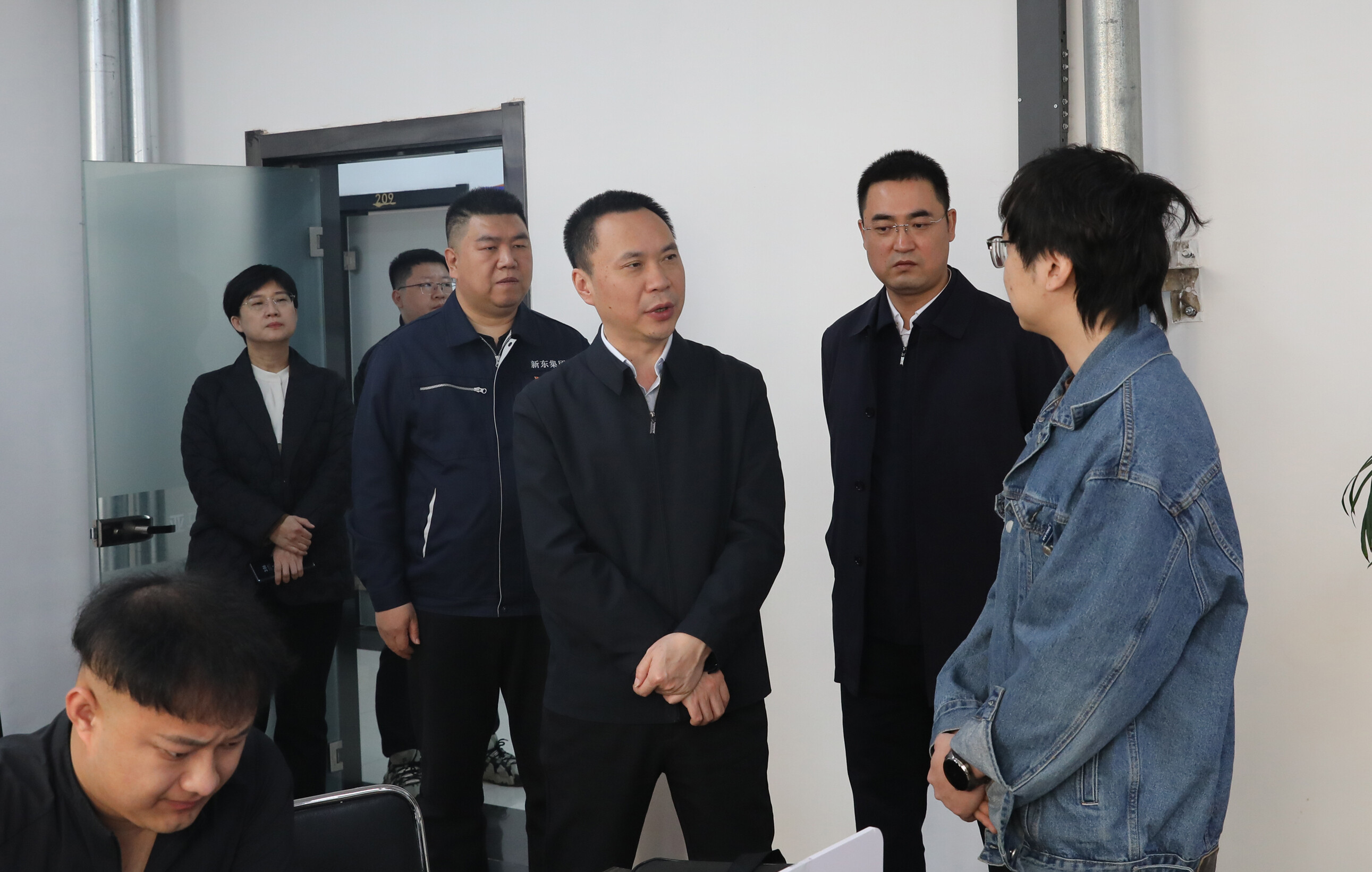 吴开华到中国（鞍山）跨境电商综试区孵化中心调研。