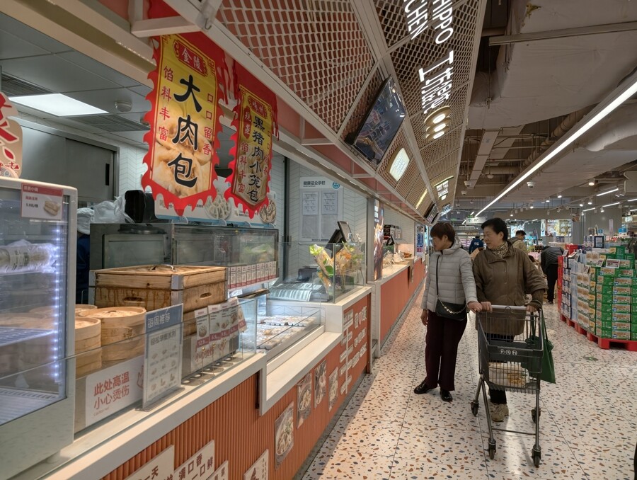 店长说，产品、档口的陈列和设置是否契合消费习惯，直接影响消费决策。