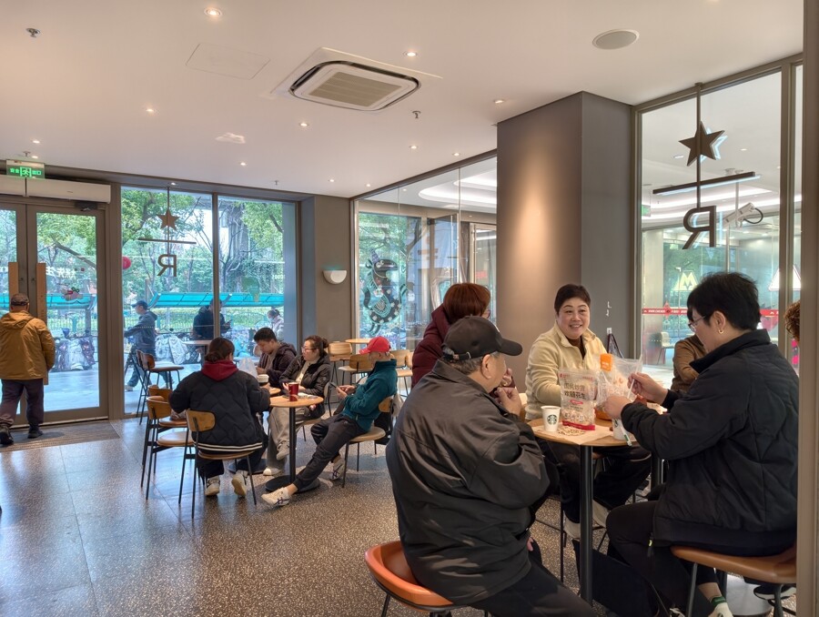 改造后，商场果真成为周边居民的社交空间，客流量始终保持高位。