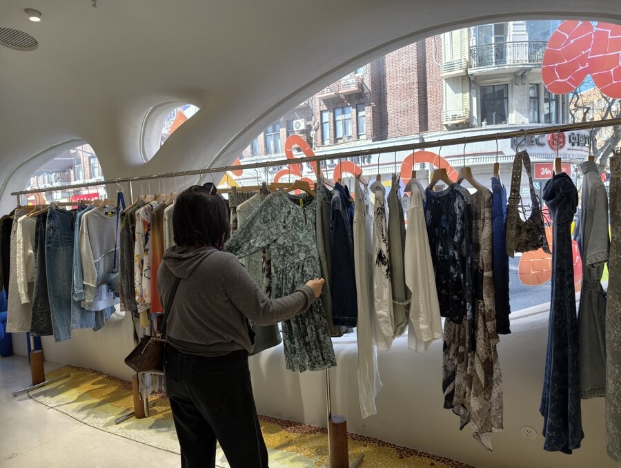 有设计感的服饰吸引了不同年龄的女性，甚至有“潮”爷叔来上海妇女用品商店买阔腿牛仔裤。