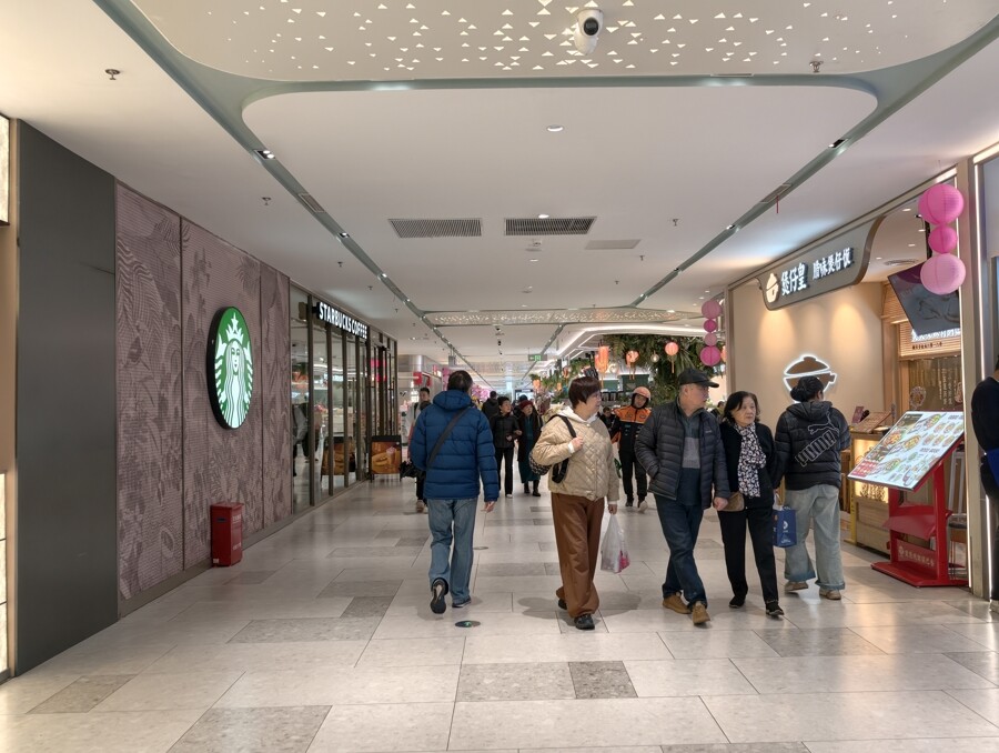 一楼餐饮选择丰富，通道宽敞，很受消费者欢迎。