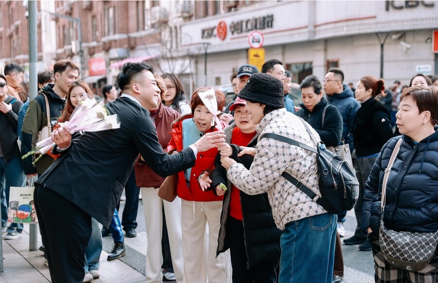 “三八”节主题活动上，不同年龄的女性都在上海妇女用品商店收获自己的“情绪价值”（采访对象供图）。