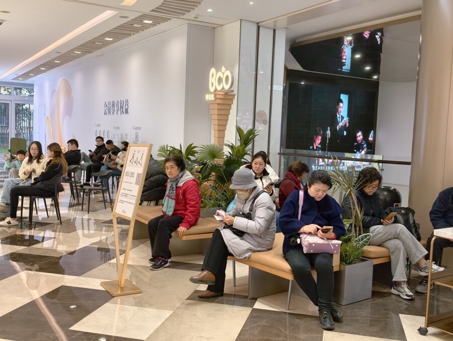 一家“网红”餐厅开业一年多，排队等座仍是常态，商场专门辟出等候区。