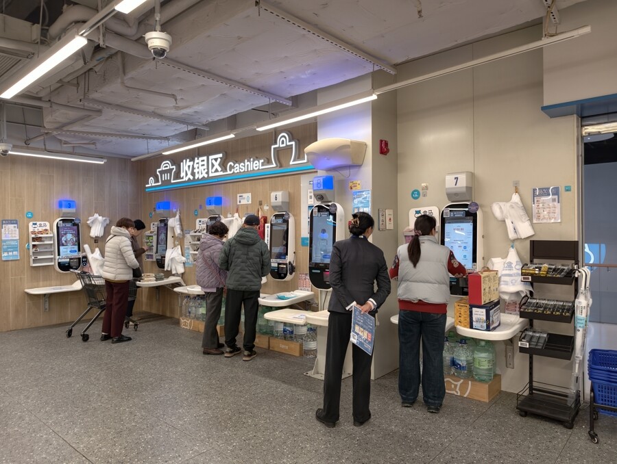 记者到访时，是下雨天兼工作日下午，可盒马的客流依旧不断，买单率也很高。