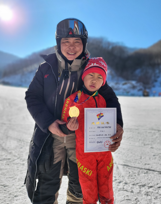 关柏丌与爸爸关玉合影