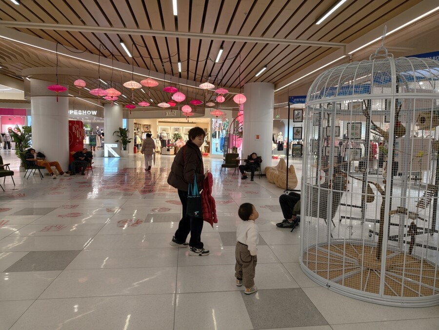 文峰广场留出很多公共休息区，让消费者能停下来，坐一会儿。