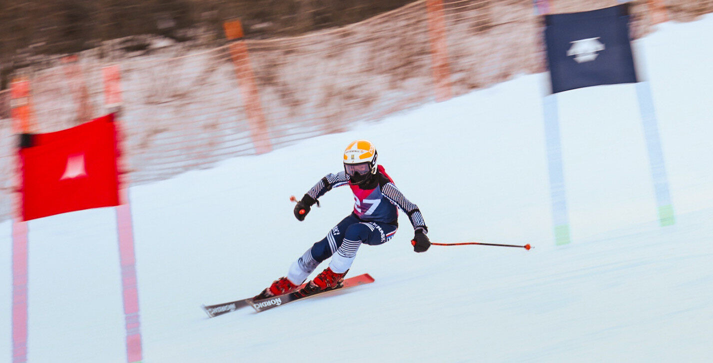 关柏丌飞驰在赛道上