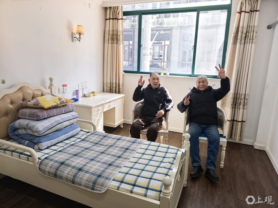 冯关生与王国贤老人成了“室友”。唐烨 摄 冯关生与王国贤老人成了“室友”。唐烨 摄
