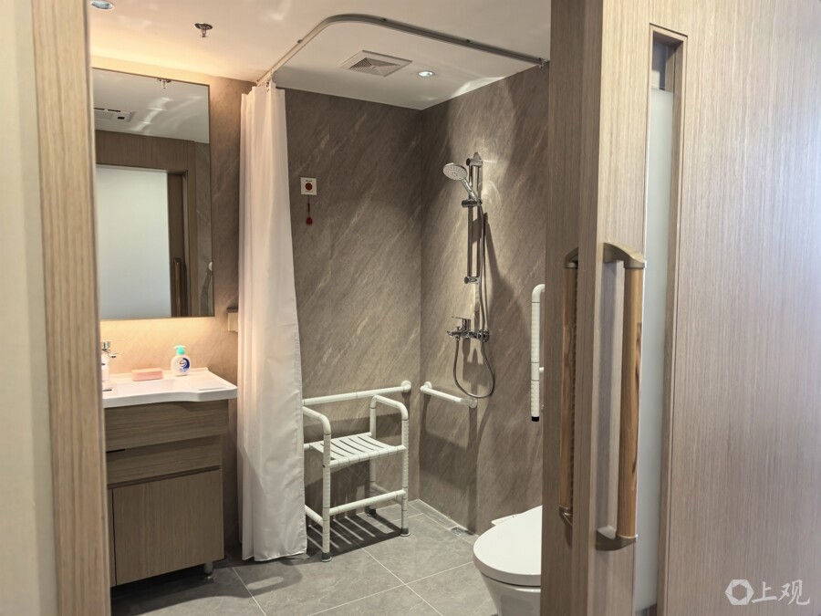 人寿堂天宝颐老院双人间的卫生间。周楠 摄 人寿堂天宝颐老院双人间的卫生间。周楠 摄