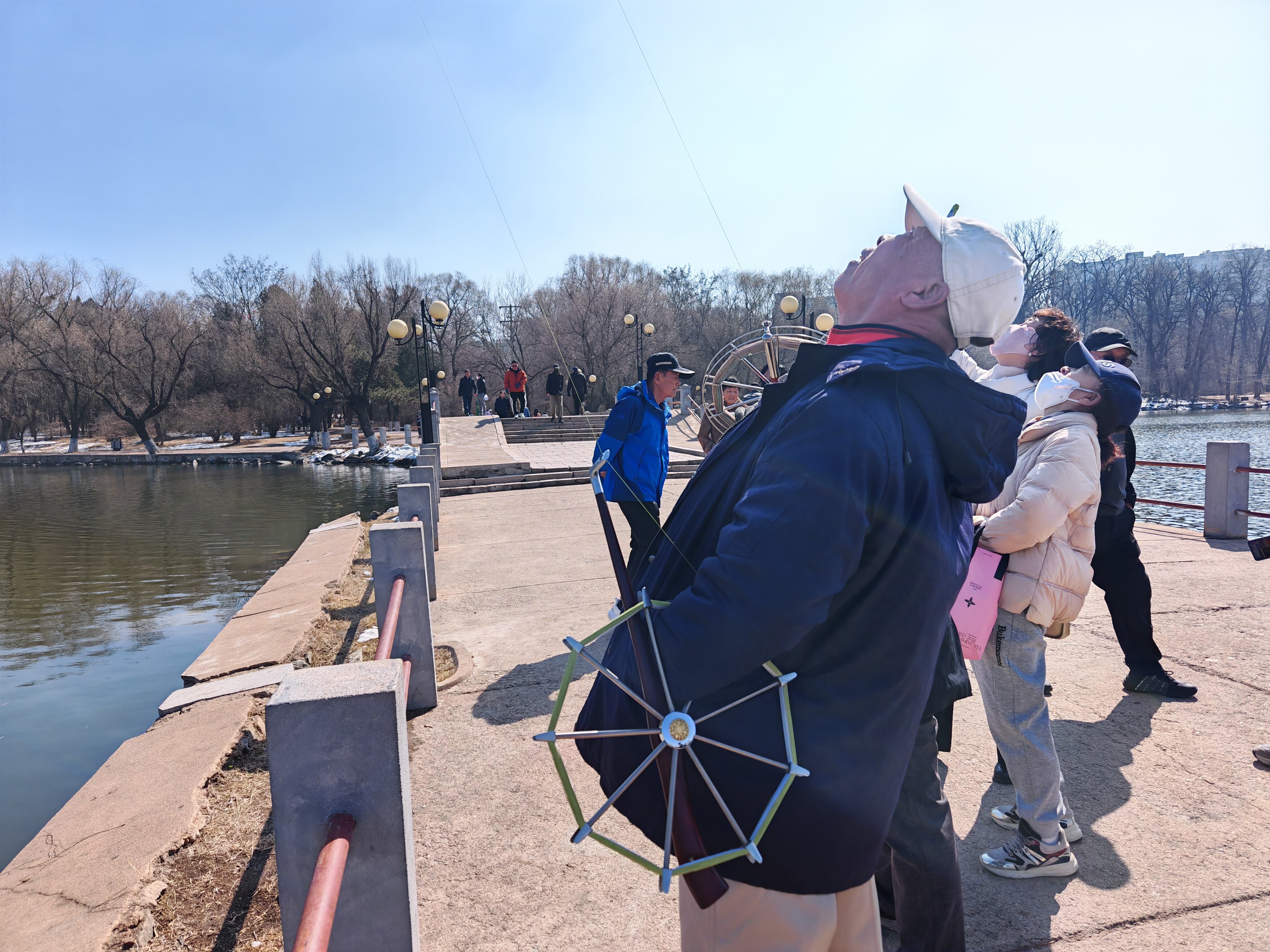 市民在二一九公园放风筝、赏纸鸢