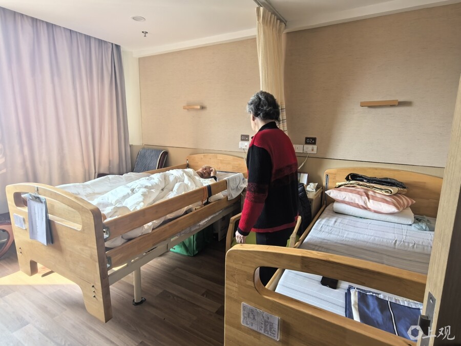 孙阿婆与老伴住在双人间。周楠 摄 孙阿婆与老伴住在双人间。周楠 摄