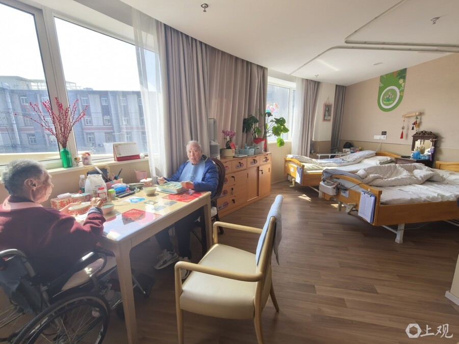 张老伯和老伴面对面吃着午餐。周楠 摄 张老伯和老伴面对面吃着午餐。周楠 摄