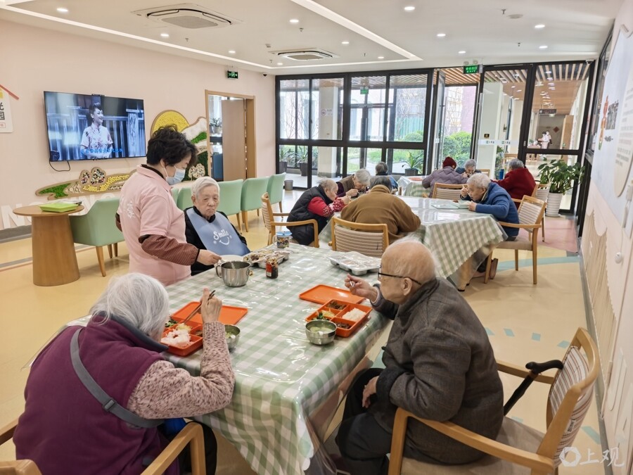 华康恒裕养护院老人午间就餐的场景。唐烨 摄 华康恒裕养护院老人午间就餐的场景。唐烨 摄