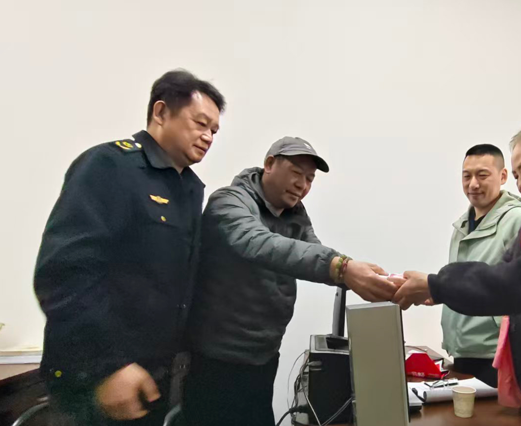 路为纲把5万元钱郑重地交给失主