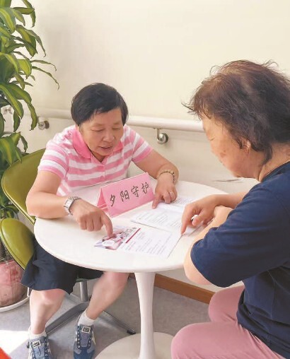 基层工作人员为社区老人科普意定监护相关内容。