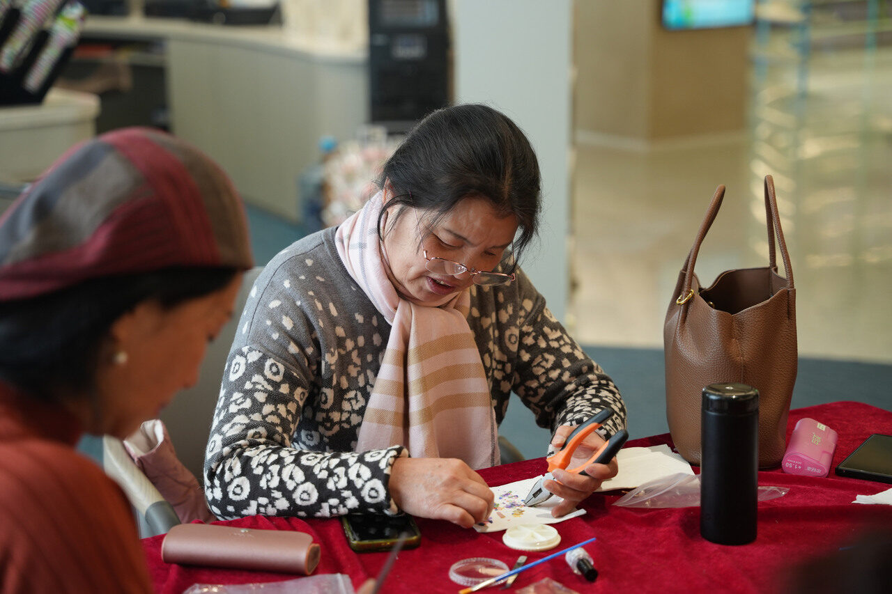 老人们正在参加社群活动。 受访者供图