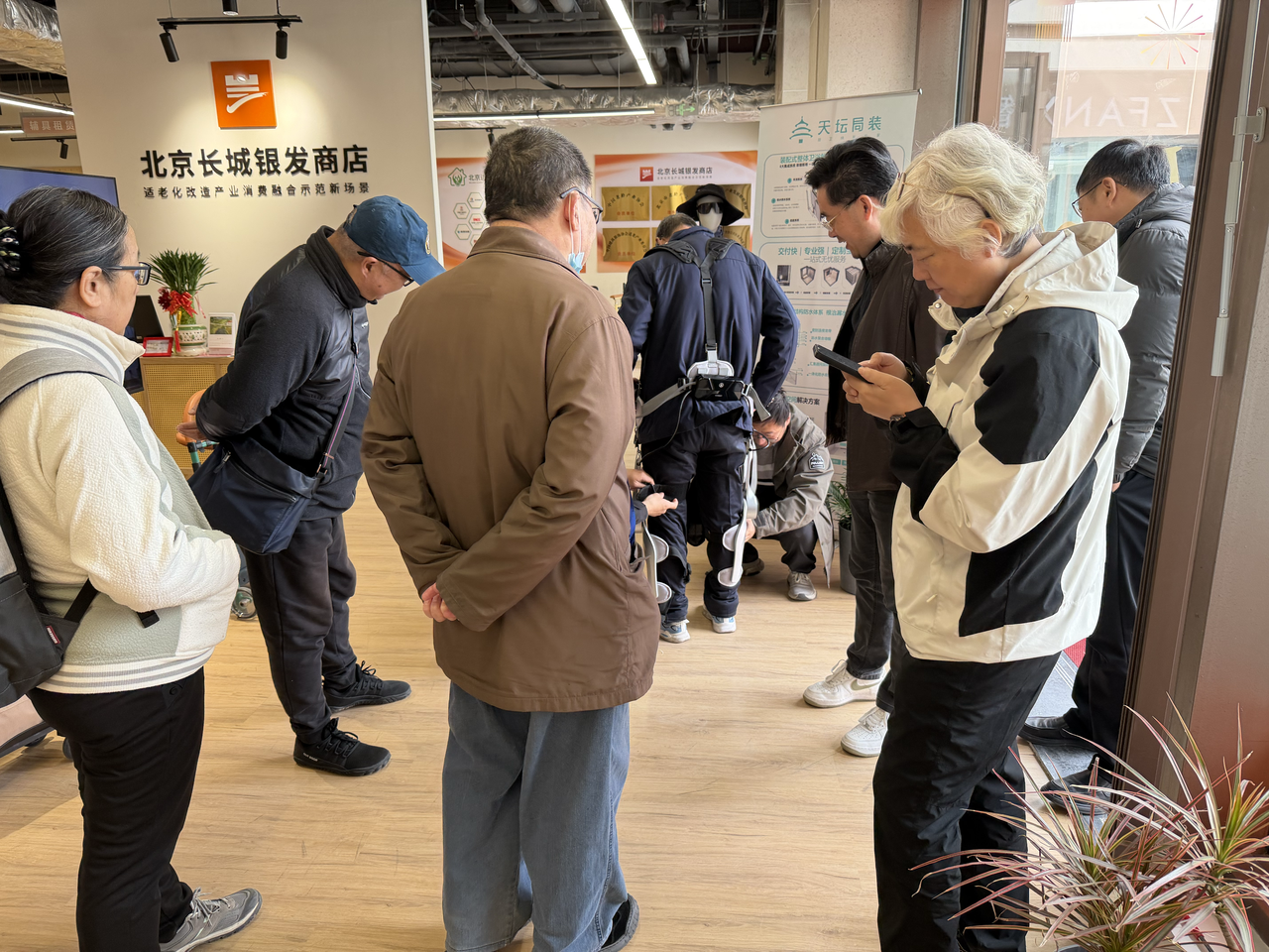 北京长城银发商店科技展区。 记者 武恒光 摄
