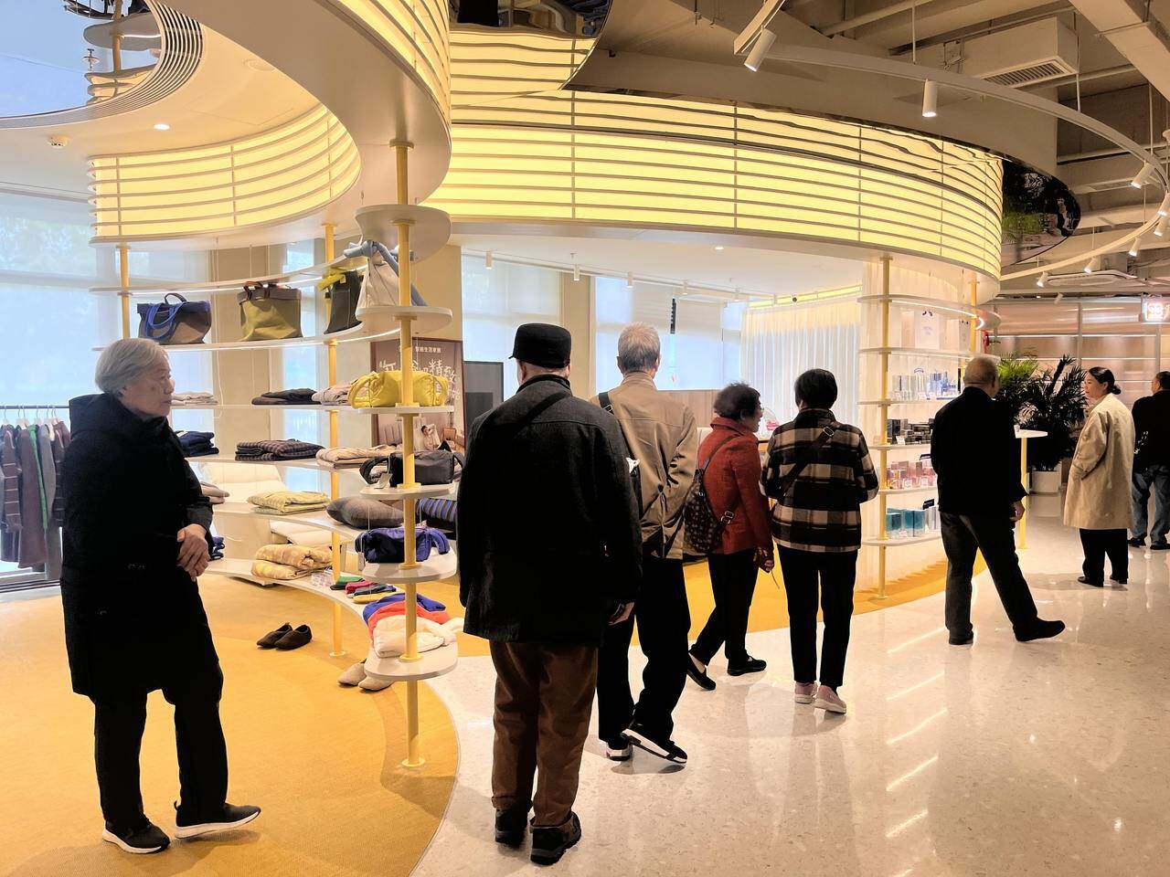 老人正在杭州银发西溪Mall里看鞋子。 受访者供图
