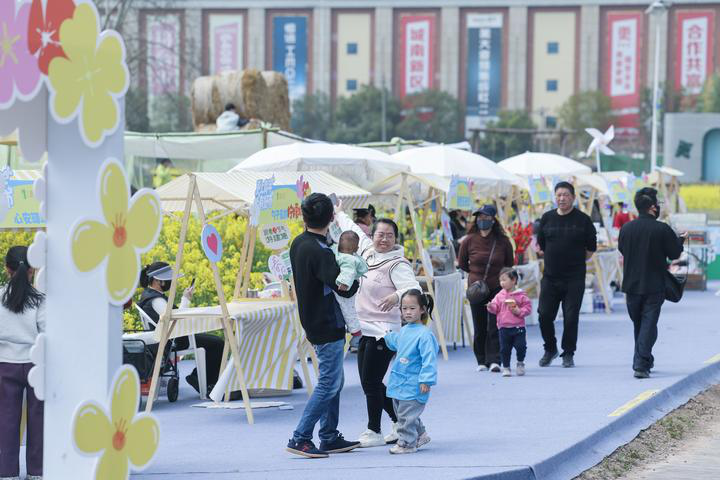 建德市更楼街道城南城市田园油菜花田边的消费市集。新华社记者 徐昱 摄