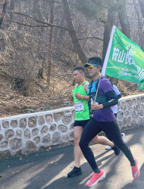 王开强肩扛“鞍山悦动联盟跑团”旗帜与其他跑友一起在千山奔跑 王开强肩扛“鞍山悦动联盟跑团”旗帜与其他跑友一起在千山奔跑
