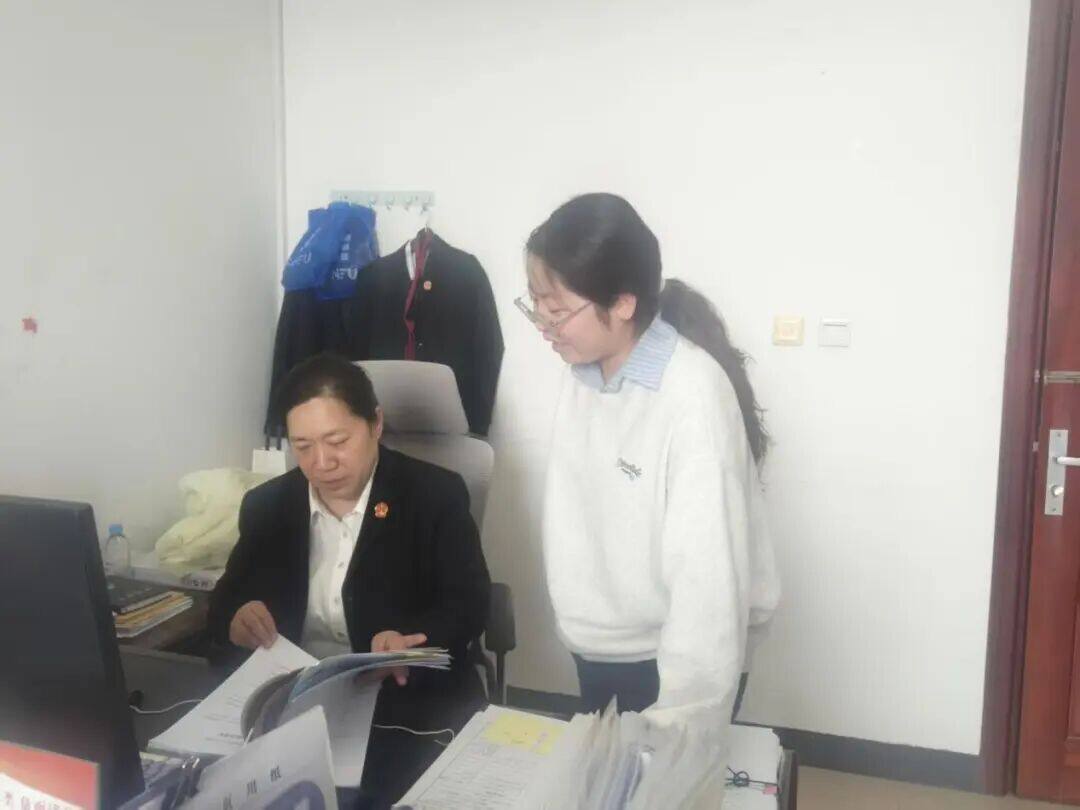 该案法官在工作中