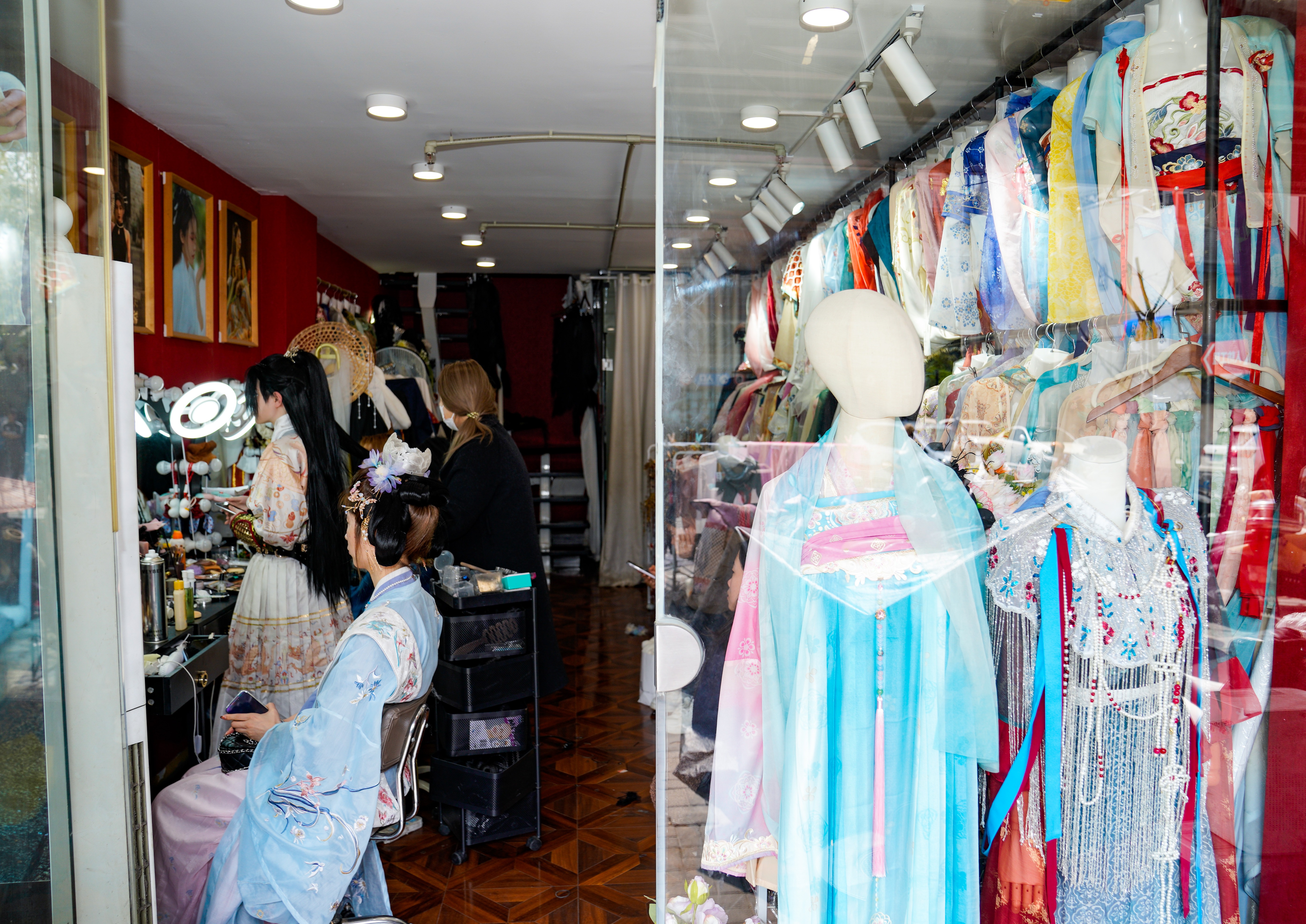 汉服写真馆。南京日报/紫金山新闻记者 戚柯嘉 摄 n