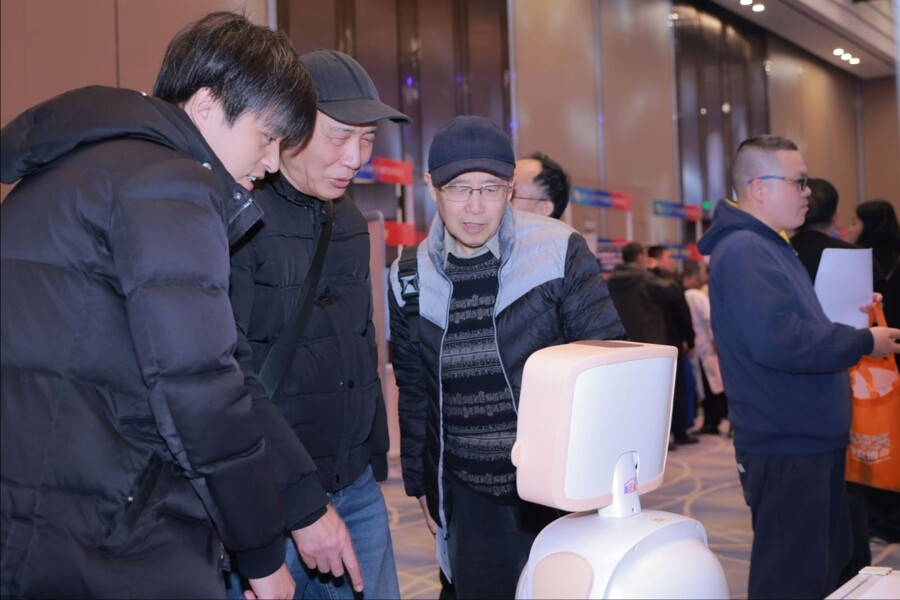 老人在体验养老产品。 老人在体验养老产品。