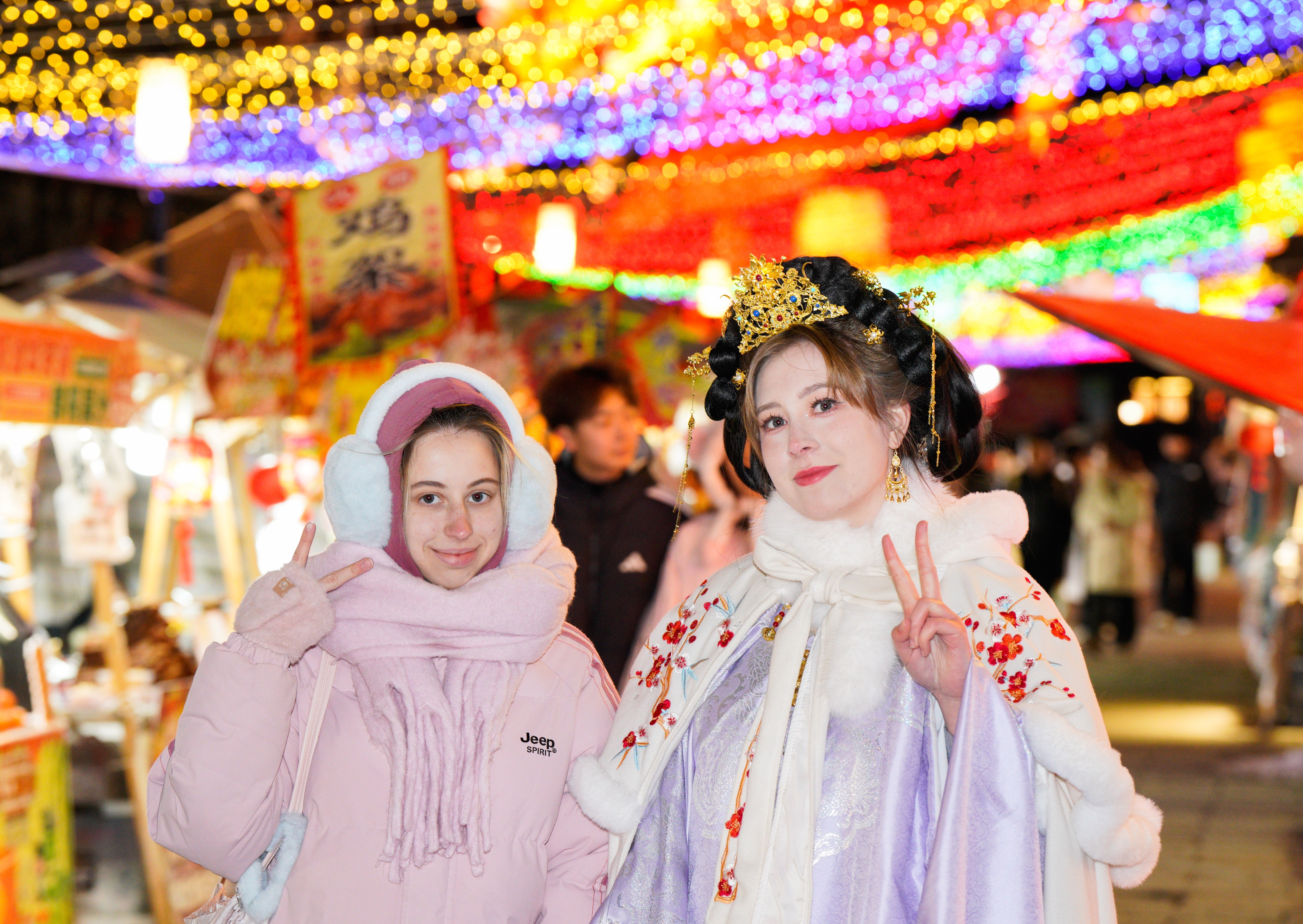 秦淮灯会现场,来自白俄罗斯的外国游客身着传统服饰在老门东展区观灯。南京日报/紫金山新闻记者 戚珂嘉 摄