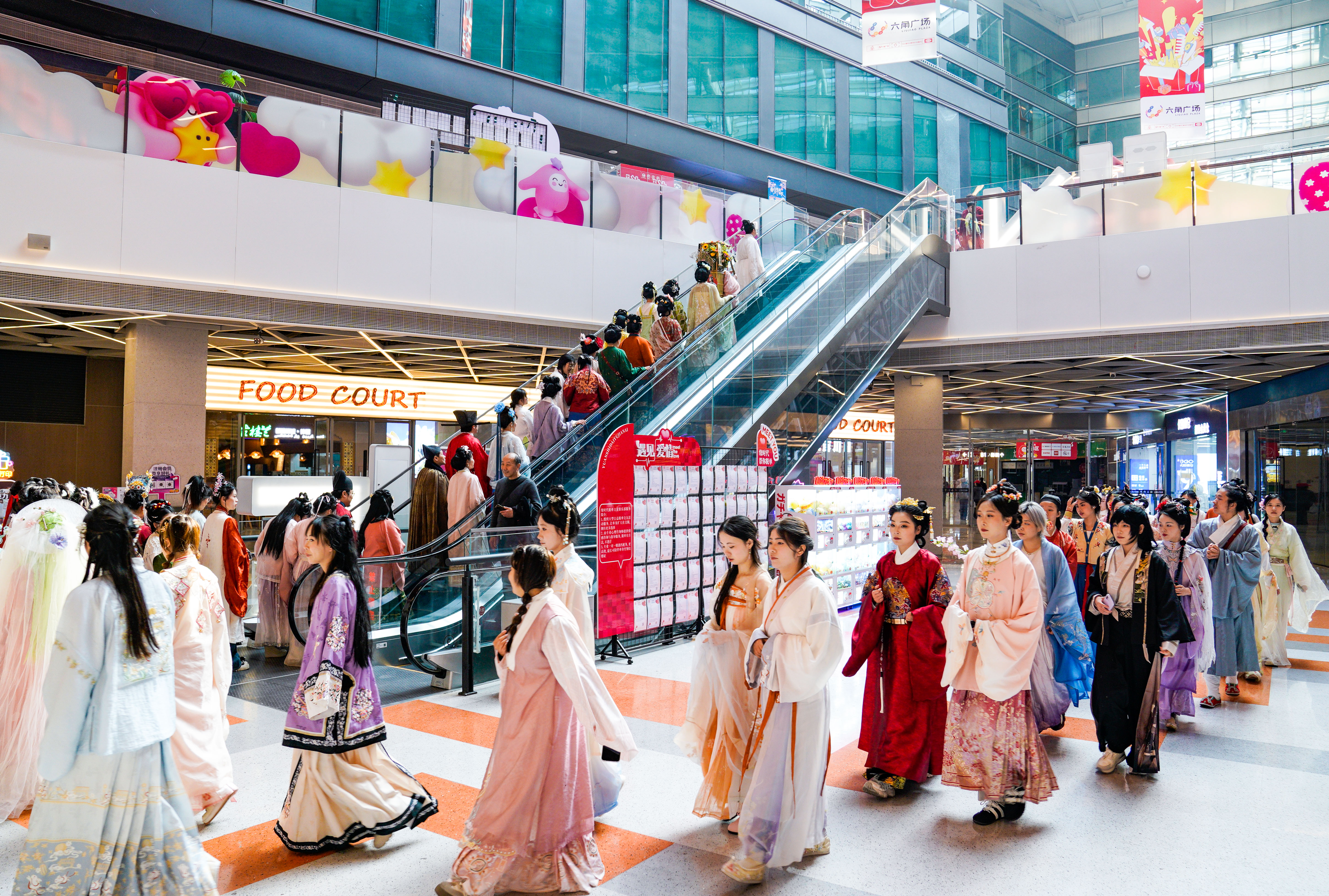 汉服主题活动走进商场。南京日报/紫金山新闻记者 戚珂嘉 摄